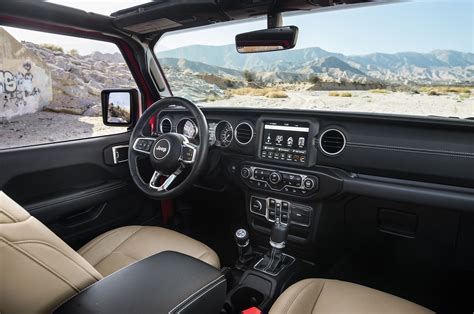 2018 Jeep Wrangler Sahara Unlimited interior from passenger seat - Motor Trend en Español