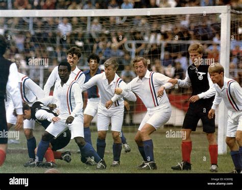 ESCAPE TO VICTORY PELE, JOHN WARK, SYLVESTER STALLONE, , MICHAEL CAINE, [?], [?] Date: 1980 ...