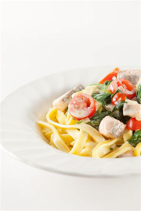 Creamy salmon and spinach tagliatelle | Ohmydish