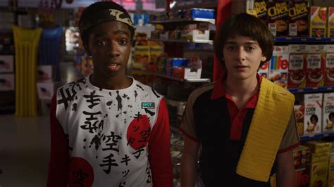 The t-shirt with Chinese pattern of Lucas Sinclair (Caleb McLaughlin) in the series Stranger ...