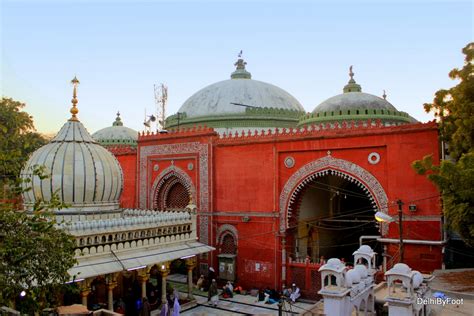 Dargah of Hazrat Nizamuddin Auliya & Zamait Khana Mosque in background ...