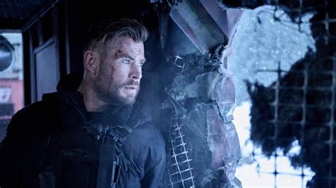 2560x1440 Resolution Chris Hemsworth in Extraction 2023 Movie 1440P ...