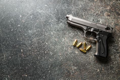 Peluru Pistol 9mm Dan Pistol Foto Stok - Unduh Gambar Sekarang - iStock