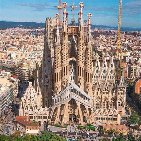 A Igreja Sagrada Família: eternamente em construção e cheia de segredos ...