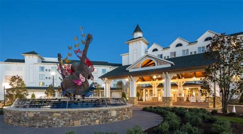 Dollywood's DreamMore Resort & Spa (4-star Honeymoon Hotel in Pigeon ...