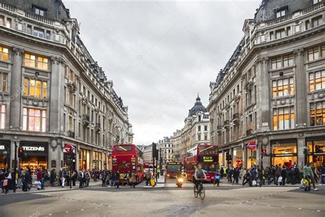 Oxford Street, shopping time – Stock Editorial Photo © elenaburn #26296747