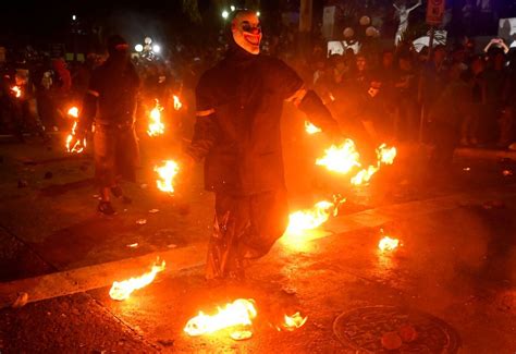 Batalla de las bolas de fuego, un centenario ritual que desafía al peligro en El Salvador ...