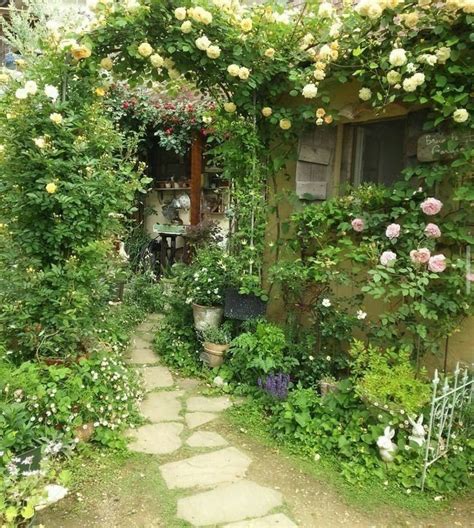 𝒉𝒚𝒖𝒏𝒂𝒂 ⁺.° ･。 | Cottage garden, Cottage aesthetic, Vertical garden diy