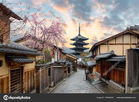 Yasaka Pagoda and Sannen Zaka Street with cherry blossom in the — Stock ...