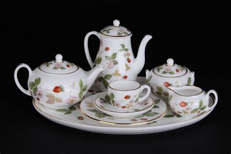 Wedgwood Porcelain (United Kingdom) — Tea set with tray 'Wild Strawberry' (3867×2578 ...