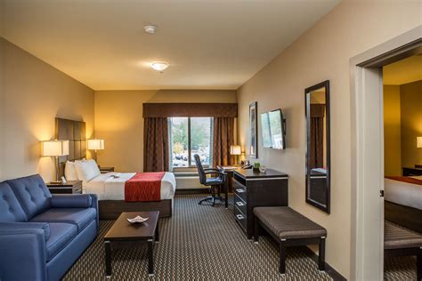 Deluxe Family Suite | Comfort Suites Kelowna