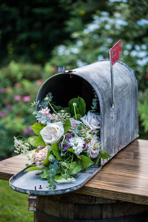 Rustic Wedding Mailbox Flower Arrangement #WeddingDecor #RusticMailbox #FlowerArrange… | Unique ...