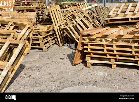 Wooden pallets and scrap wood for recycling Stock Photo - Alamy