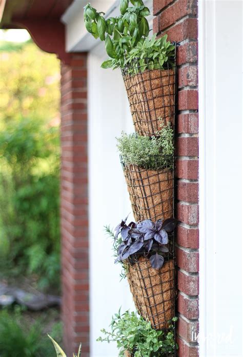 Vertical Herb Garden - super simple and easy DIY project