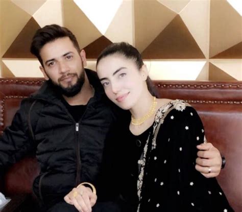 Lινε Crιͼκετ - Imad Wasim poses a picture 📸 with his wife... | Facebook