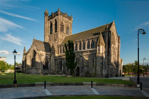 Paisley Abbey - a historic landmark in Scotland's largest town - Paisley.is