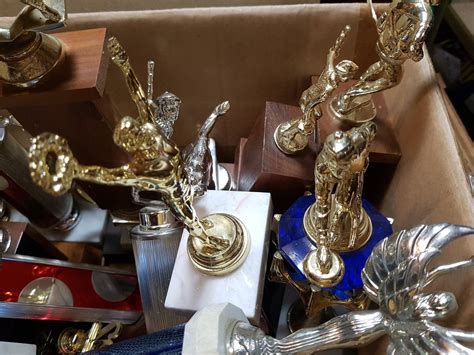 BOX FULL OF OLDER TROPHIES (MOSTLY UNUSED) - Schmalz Auctions