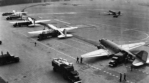 Berlin airlift: Ceremony to mark 70th anniversary, in pictures - BBC News