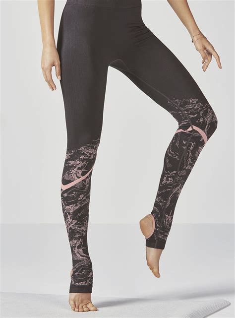 Fabletics Seamless Printed Leggings Mesh Yoga Leggings, Crop Top And ...