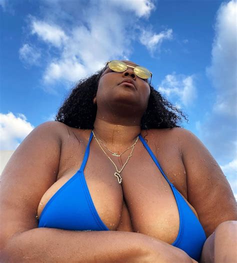 Lizzo's Bikini Body, Sexy Swimsuit Style: Pics