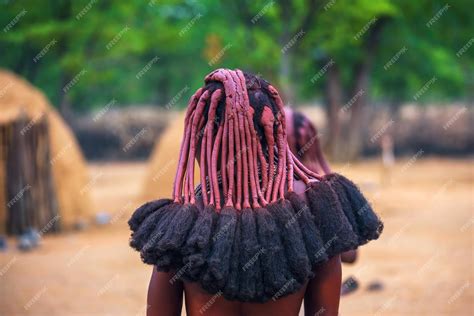 Peinado tradicional de las mujeres de la tribu himba fotografiado desde ...