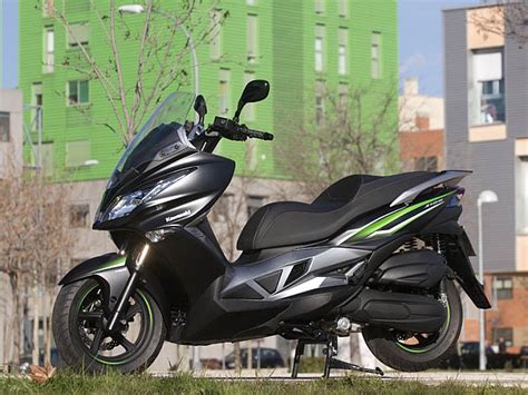 Real Riders: Kawasaki J125 Review, Very Capable City Scooter