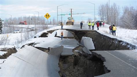 Powerful quakes buckle Alaska roads, briefly trigger tsunami warning | CBC News