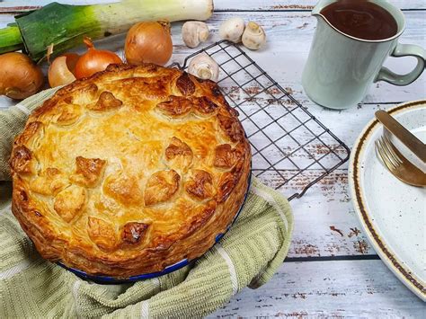 Deliciously Creamy Chicken, Ham and Leek Pie | Ham and leek pie, Leek pie, Creamy chicken