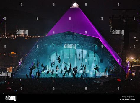 Glastonbury festival pyramid stage hi-res stock photography and images ...