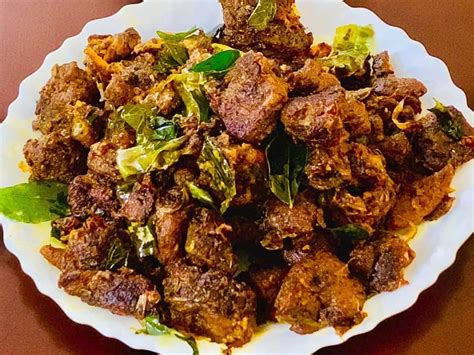 Mutton Roast || നല്ല നാടൻ മട്ടൻ കുരുമുളകിട്ട് വരട്ടിയത് - Ammachiyude Adukkala