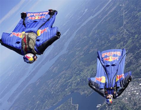 Video: Flying formation in wing suits — General Aviation News