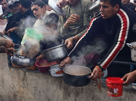 Photos: Hundreds queue up for food in central Gaza | News-photos – Gulf ...