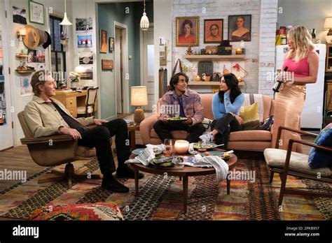 HOW I MET YOUR FATHER, from left: John Corbett, Michael Cimino, Francia Raisa, Hilary Duff, I'm ...