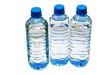 ¿Es agua lo que bebemos en las botellas? - Mercado Negro