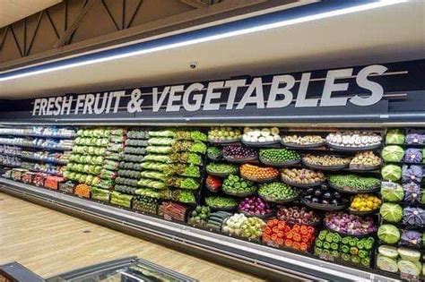 Joli ce mural de fruits et légumes, non ? . . . #jebosseengrandedistribution #grandedistribution ...