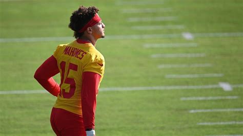 Patrick Mahomes completes 20-yard behind-the-back pass | Kansas City Star