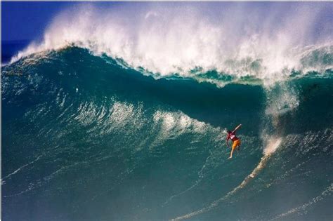 Wipeout at Waimea Bay : Surfing Pictures