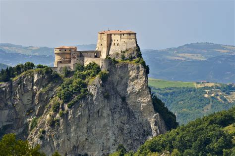 San Leo, terra di confine dal fascino misterioso | Travel Emilia ...