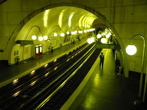 File:Paris metro.jpg - Wikimedia Commons