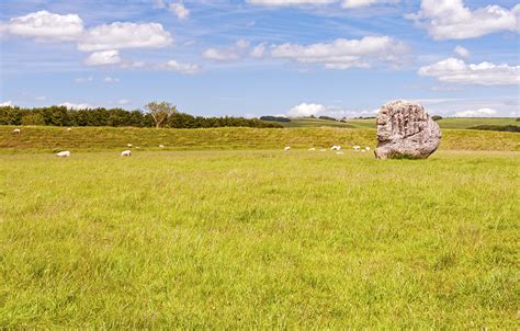 Which Is Better? Stonehenge or Avebury? • Wander Your Way