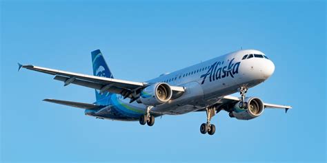 Off-Duty Alaska Airlines Pilot Accused of Trying to Turn Off Plane's Engines - Business Insider