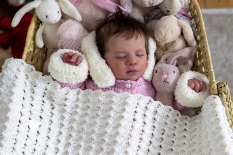 Shell Crochet Baby Blanket (Free Pattern) - Maisie and Ruth