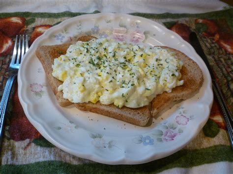 SimplEdibles: CREAMED EGGS ON TOAST