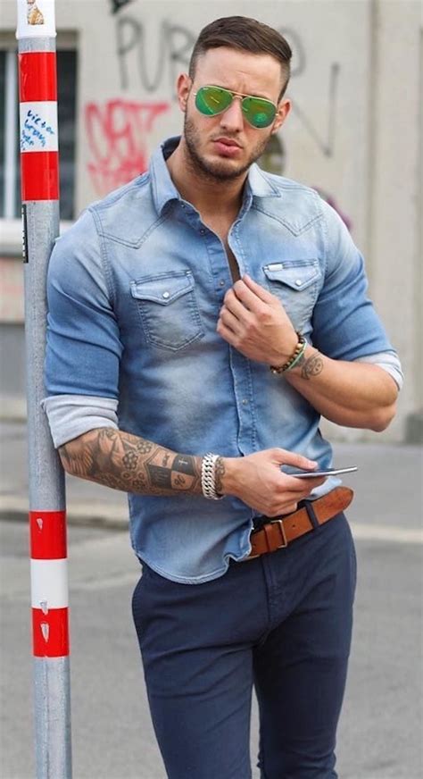 Comment porter une chemise en jean ? – Comme ça