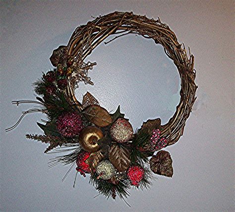 Della Robbia style wreath on a gold grape vine wreath frame | Frame ...