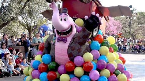 Full Pixar Play Parade w/New Floats, Disneyland - Pixar Fest 2018, Up w/Russell & Kevin , Inside ...