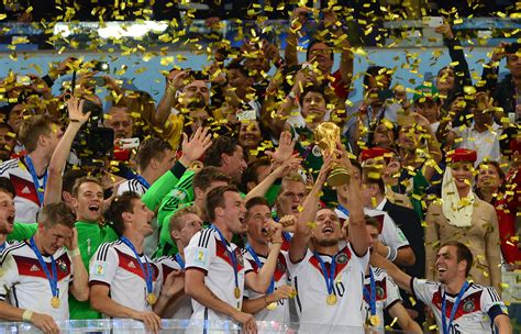 File:Germany lifts the 2014 FIFA World Cup.jpg - Wikimedia Commons