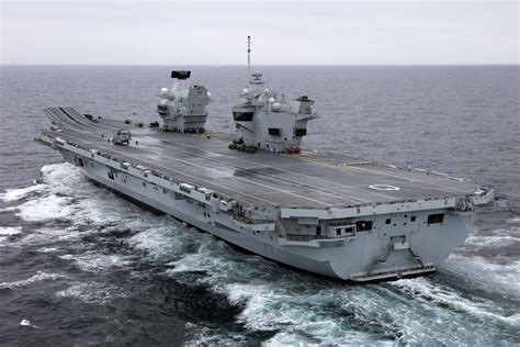 First aircraft, a Merlin helicopter, lands on HMS Queen Elizabeth [3600 x 2400] : r/WarshipPorn