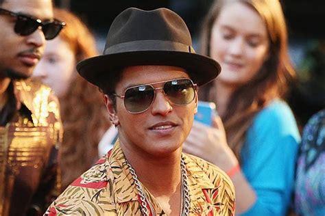 Discovering News L.A.: BRUNO MARS IS A MAN OF MANY HATS [PHOTOS]