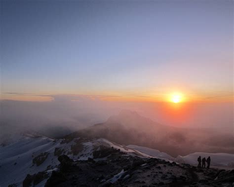 Sunrise Near Kilimanjaro Summit [3648 × 2736] : r/EarthPorn